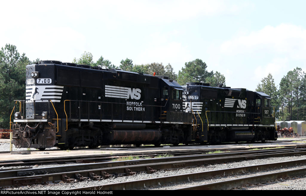 NS 7100 & 5157 sit in Glenwood Yard